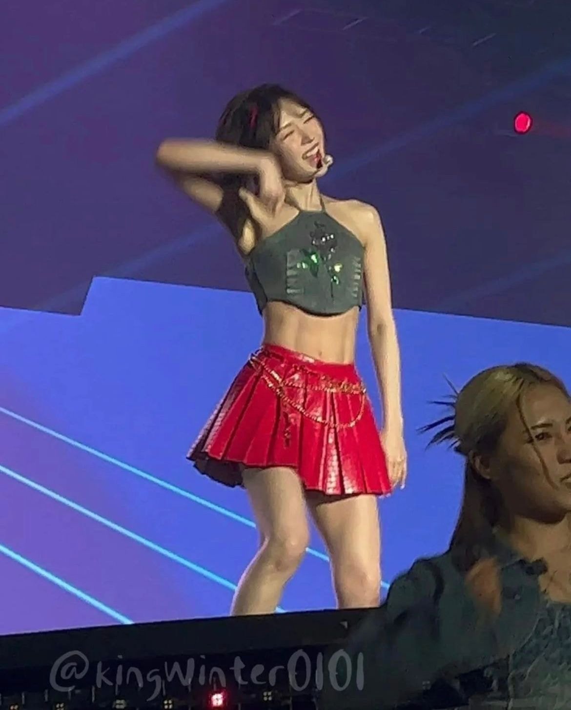 What's up with Wendy's abs at the Red Velvet concert