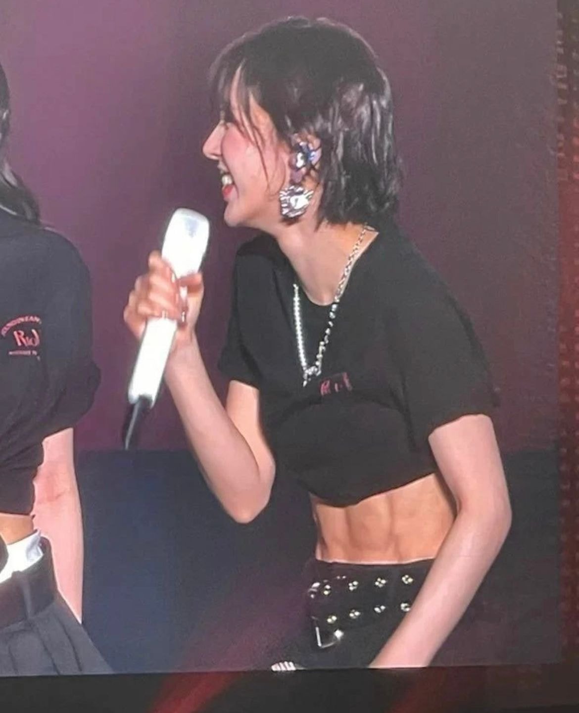 What's up with Wendy's abs at the Red Velvet concert