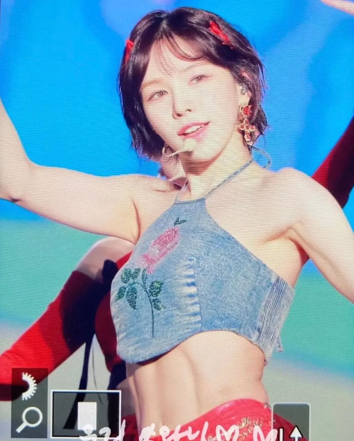 What's up with Wendy's abs at the Red Velvet concert