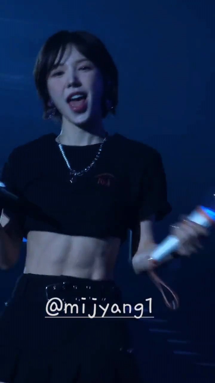 What's up with Wendy's abs at the Red Velvet concert