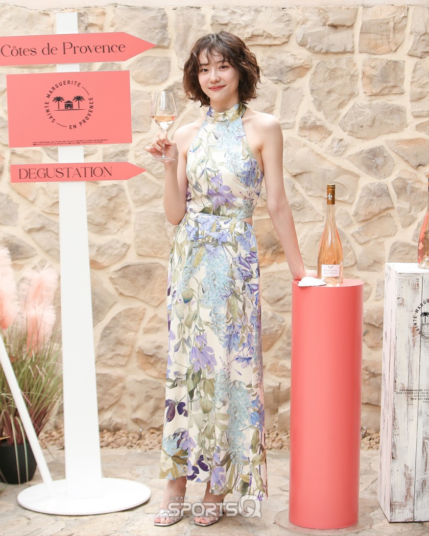 Actor Park Jihyun with cool halter neck and short hair