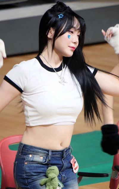 (SOUND)Crop white T-shirt jeans Han Seohee cheerleader