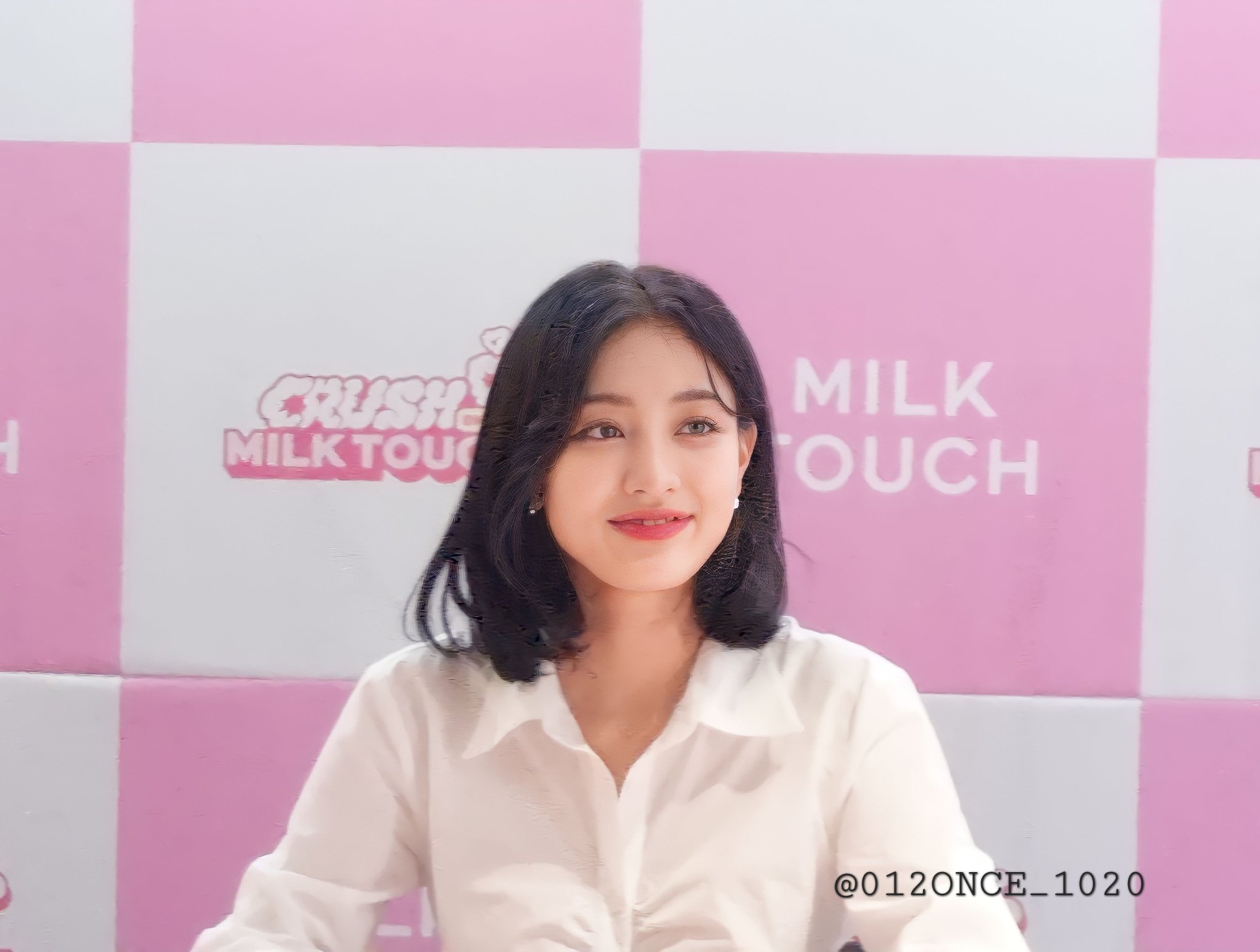 It's JIHYO's first fan signing event with a pure outfit