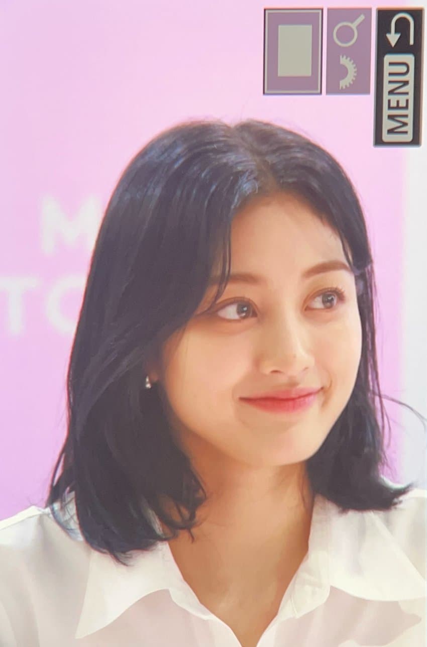 It's JIHYO's first fan signing event with a pure outfit