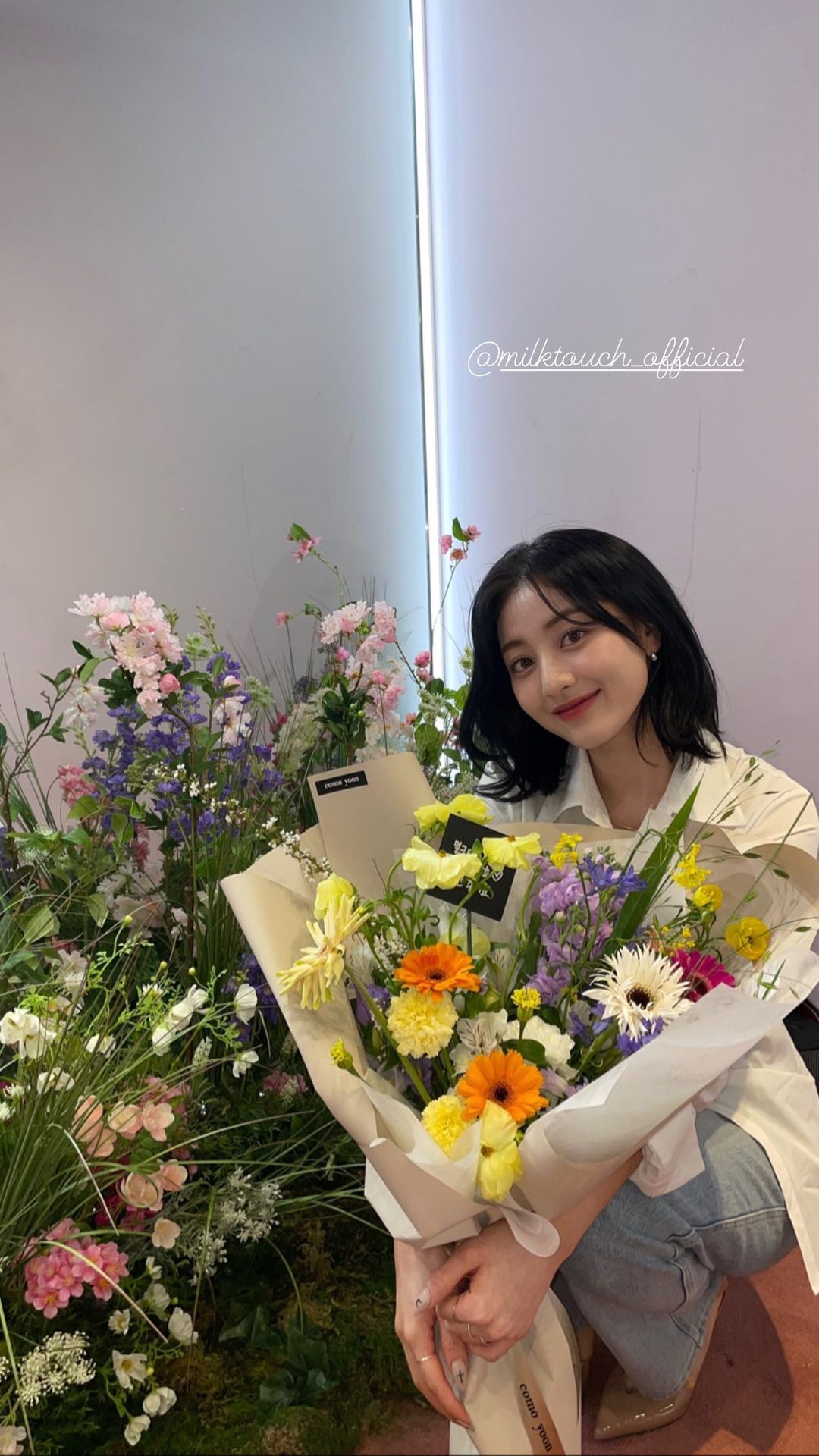 It's JIHYO's first fan signing event with a pure outfit