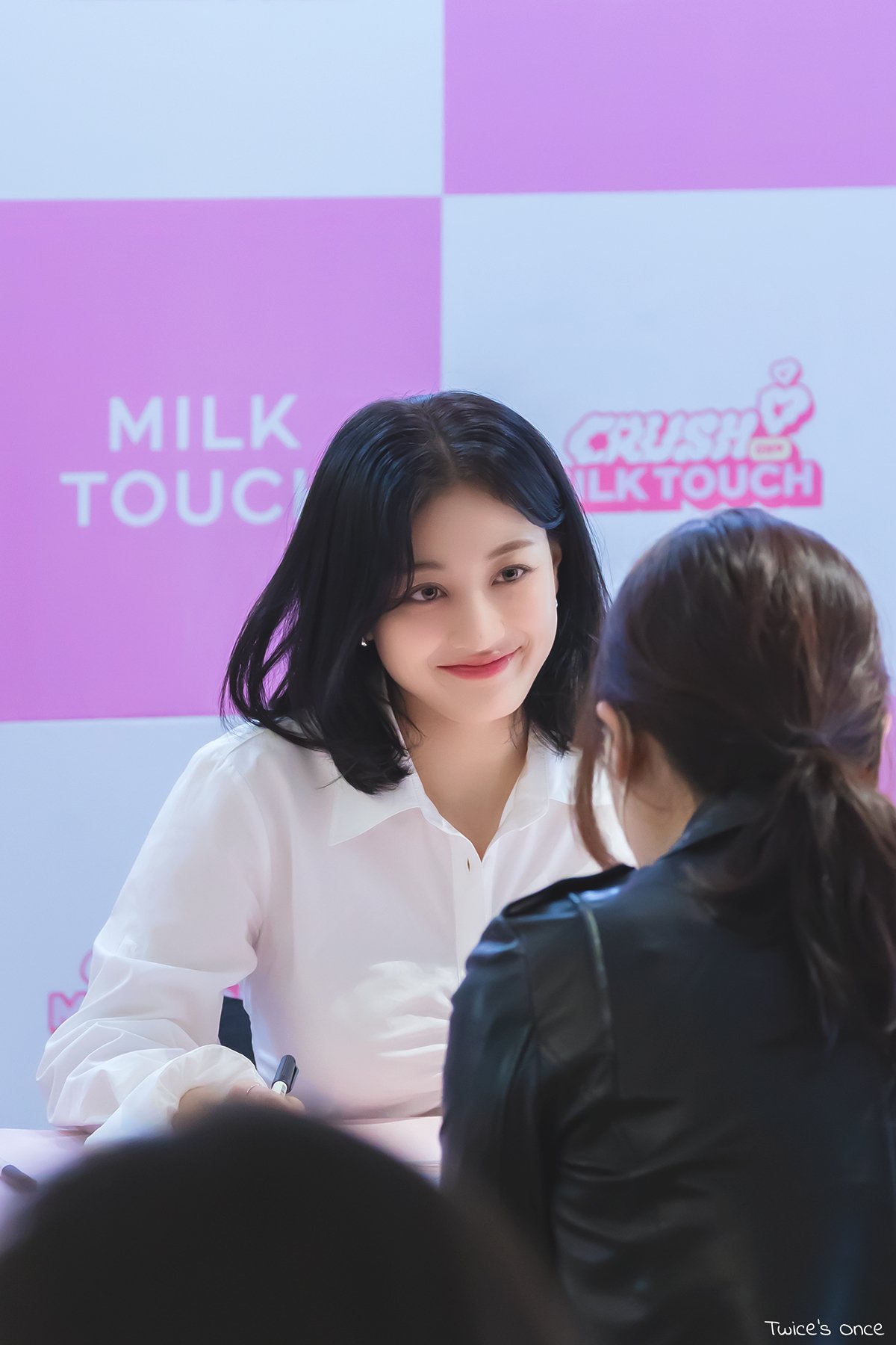 It's JIHYO's first fan signing event with a pure outfit