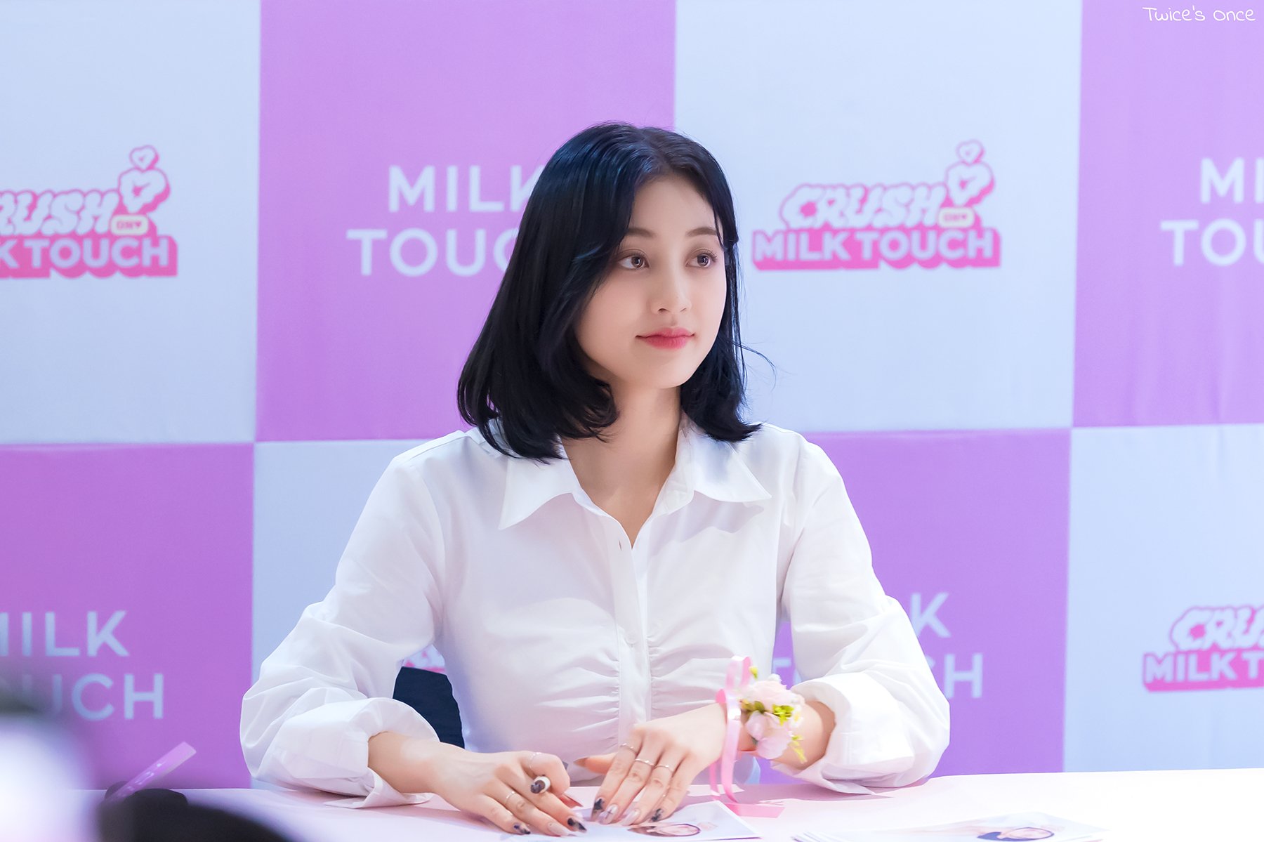 It's JIHYO's first fan signing event with a pure outfit