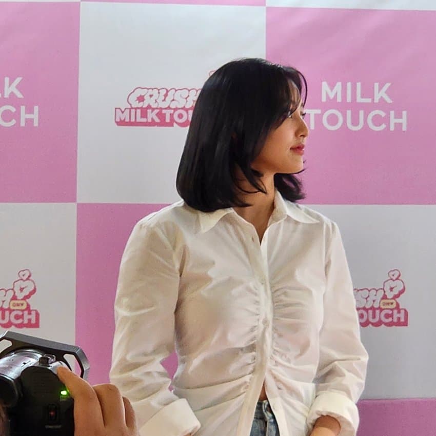 It's JIHYO's first fan signing event with a pure outfit