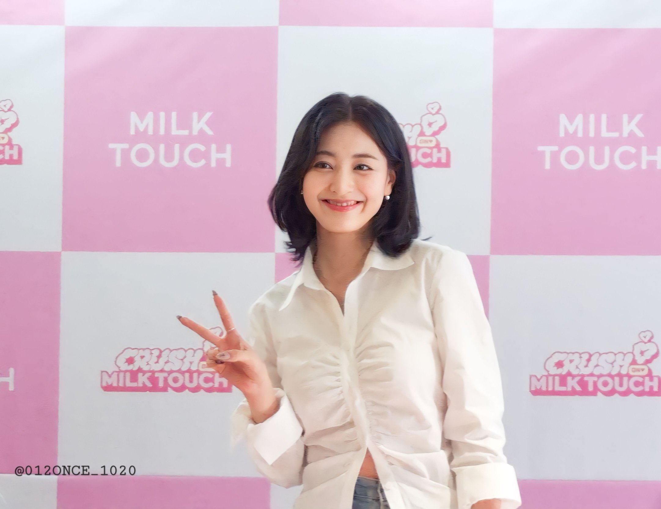 It's JIHYO's first fan signing event with a pure outfit