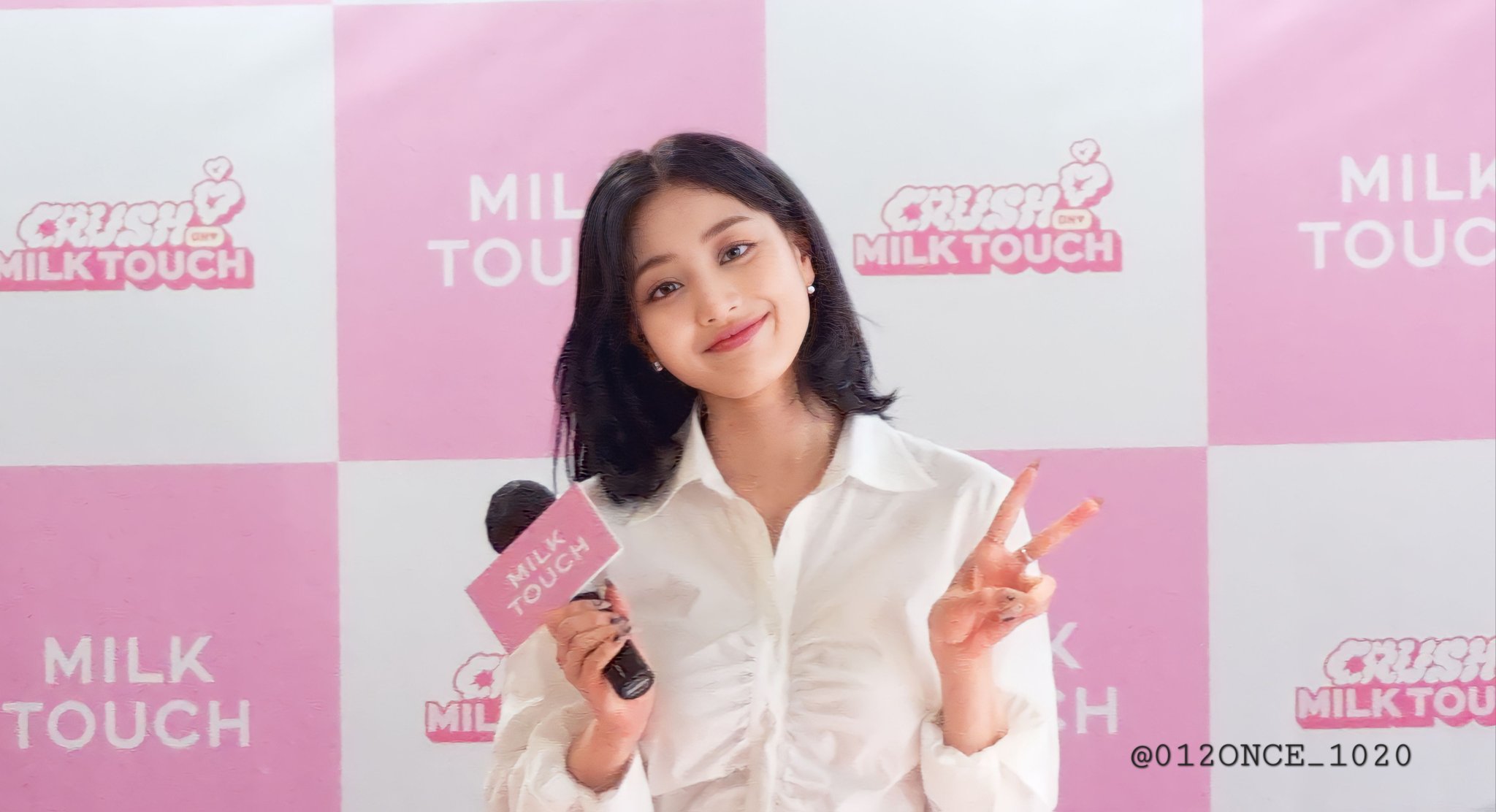 It's JIHYO's first fan signing event with a pure outfit