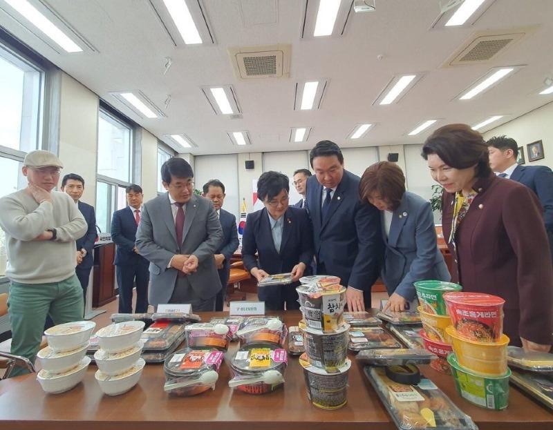 Members experiencing convenience store lunch boxes