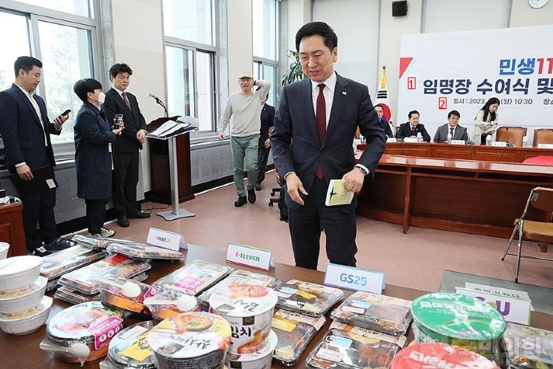 Members experiencing convenience store lunch boxes