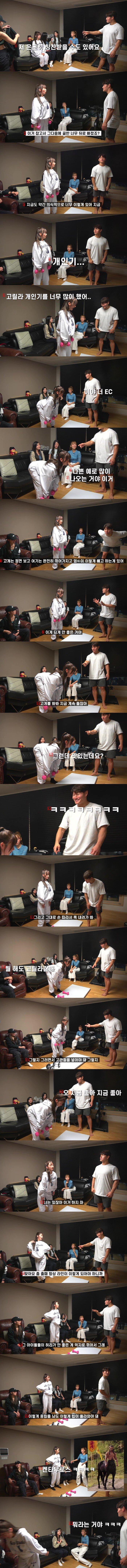 Kim Jong Kook is looking at Apink's Bo Mi's workout posture