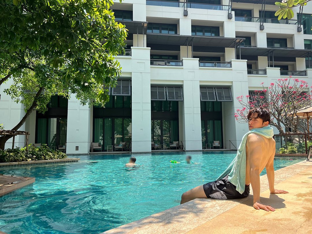 Cha Eunwoo went to the pool