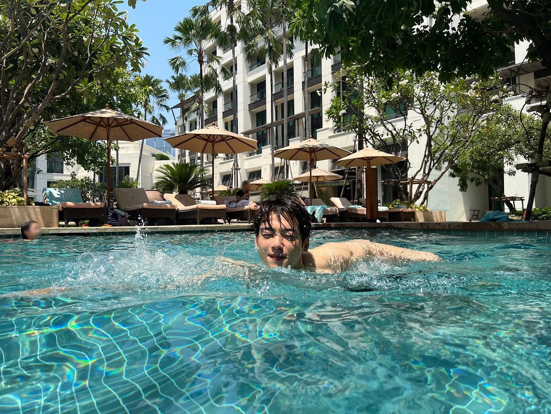 Cha Eunwoo went to the pool