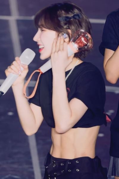 Crop T-shirt, vivid abs, standing muscles, red velvet, Wendy