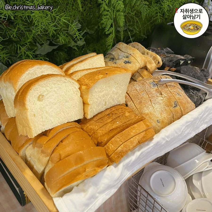 Bread buffet that costs 9,900 won per person