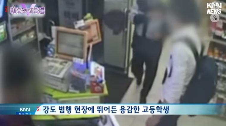 A high school student ran into a convenience store when he saw a robber with a knife