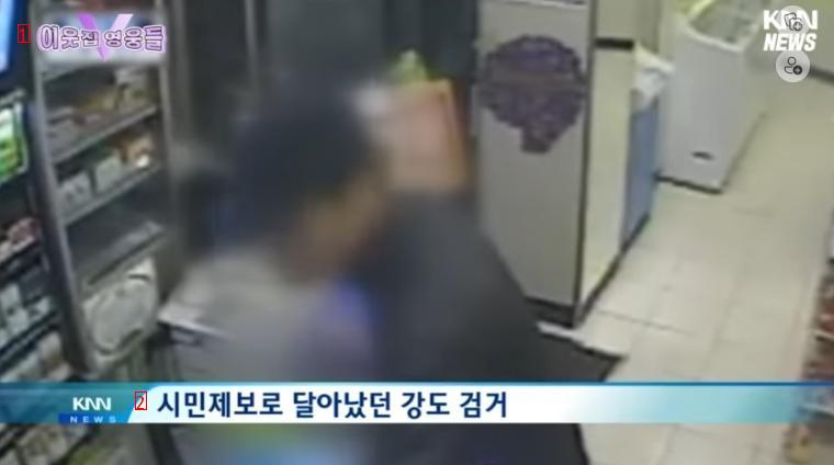 A high school student ran into a convenience store when he saw a robber with a knife