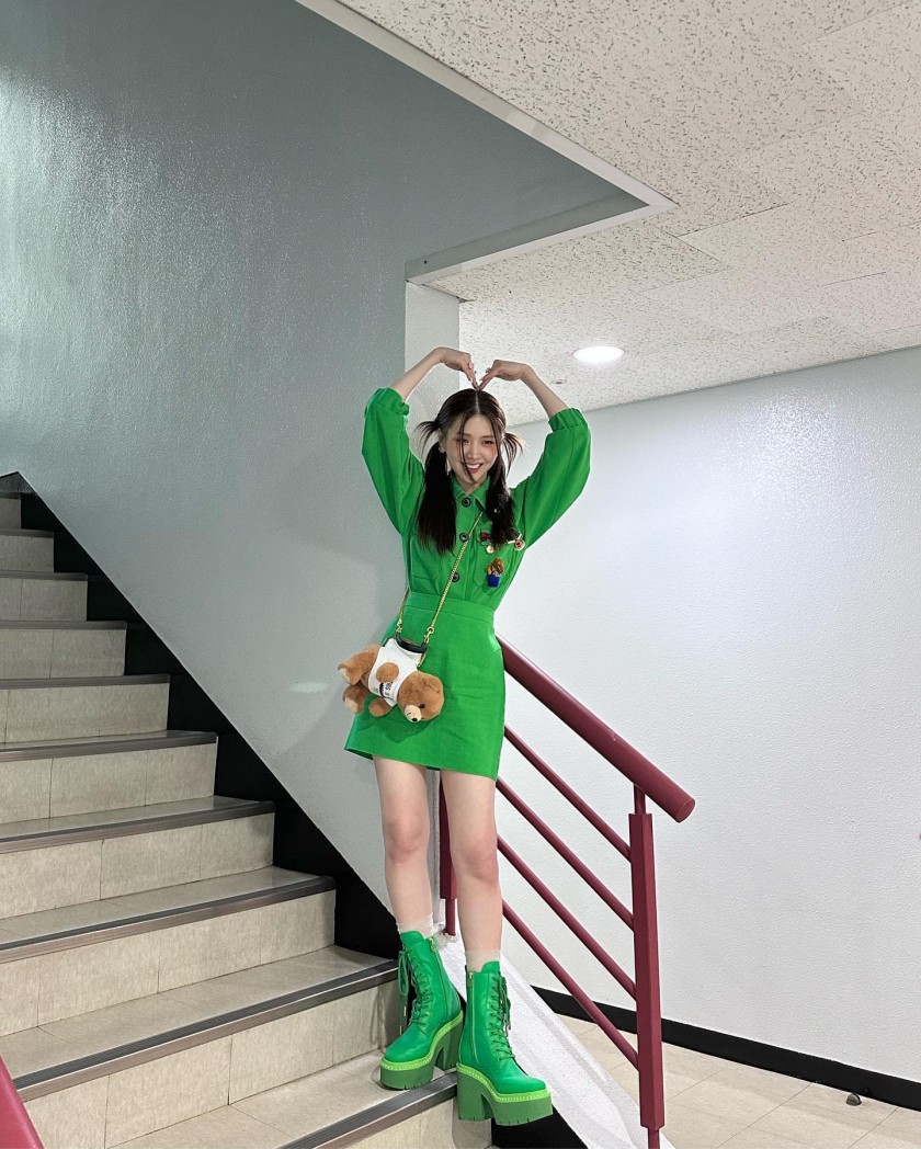 Actor Kim Jieun, the MC of "Inkigayo" with green kitty look