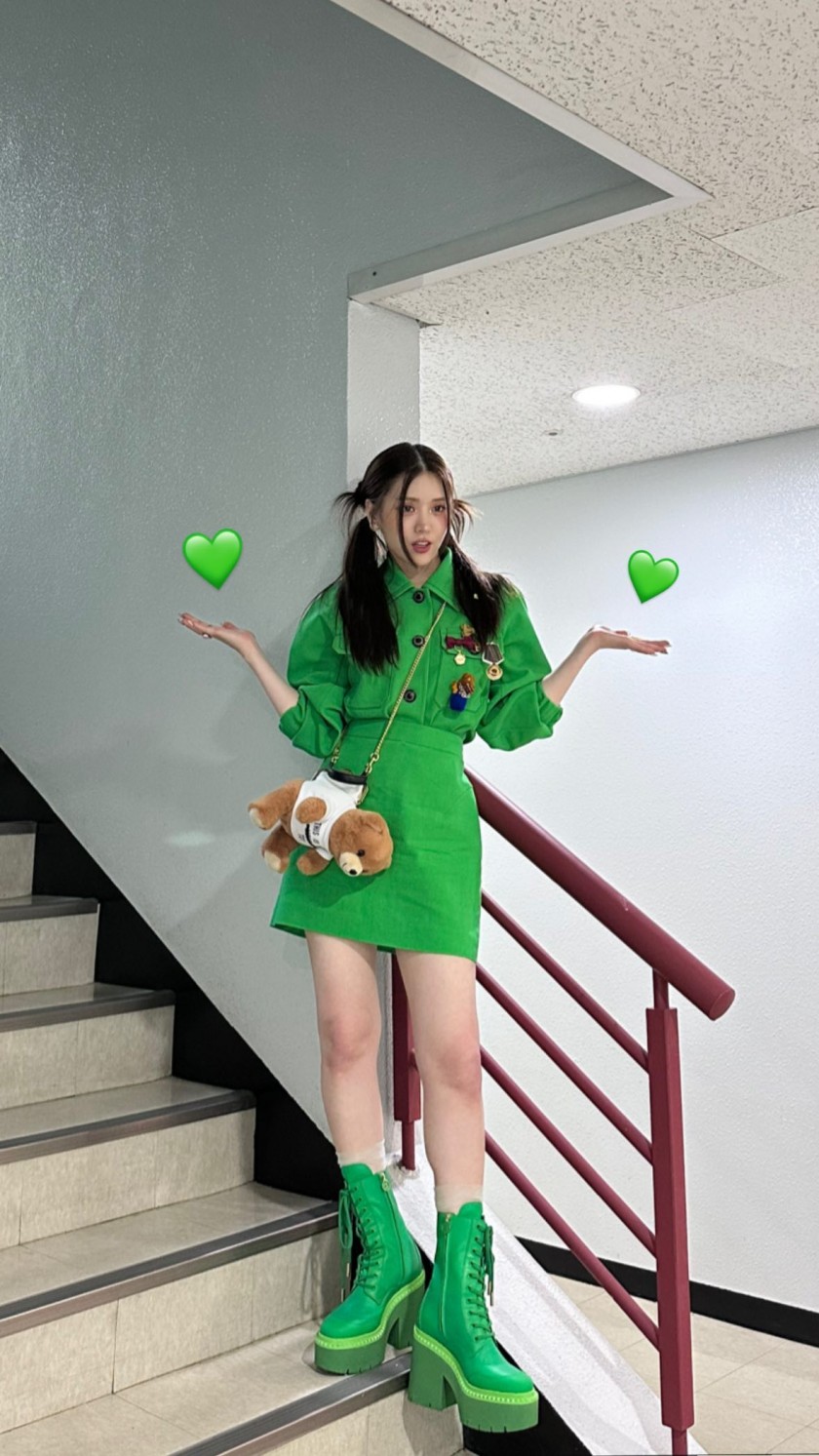 Actor Kim Jieun, the MC of "Inkigayo" with green kitty look