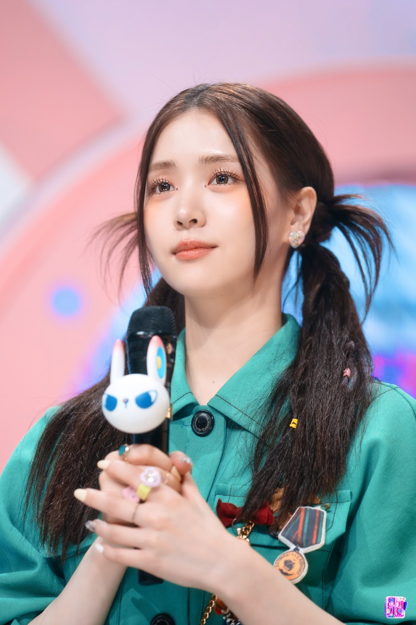 Actor Kim Jieun, the MC of "Inkigayo" with green kitty look