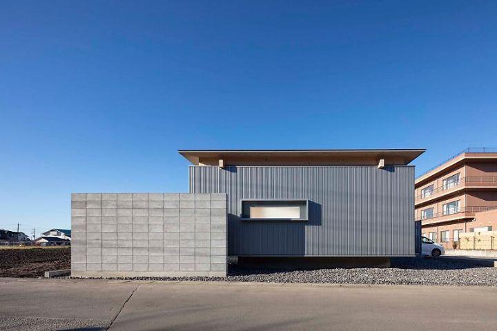 Japanese detached house with both privacy and openness