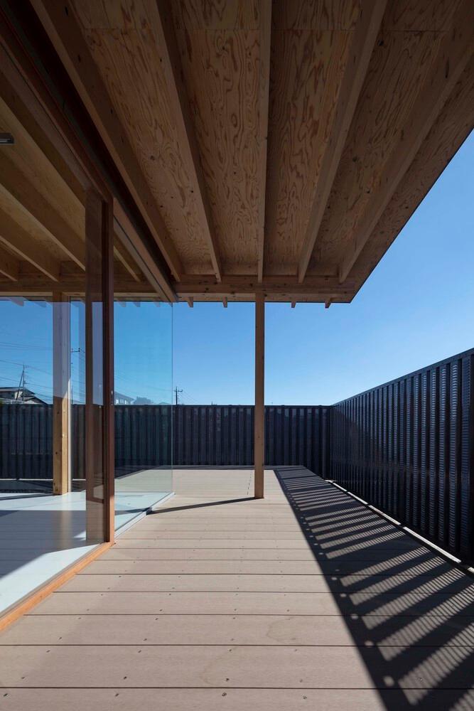 Japanese detached house with both privacy and openness