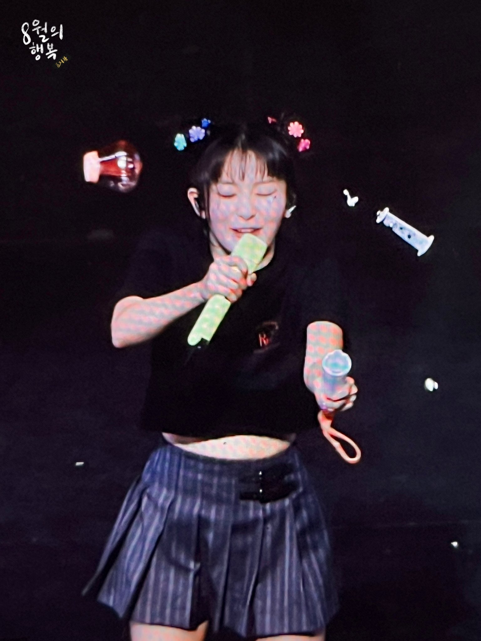 Seulgi smashed the light stick at the Singapore concert