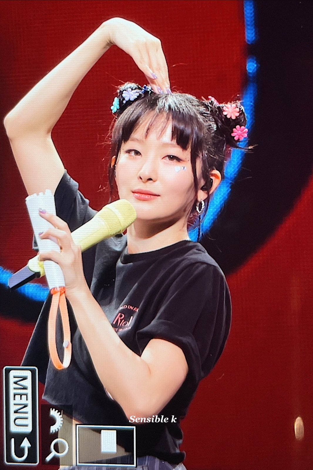 Seulgi smashed the light stick at the Singapore concert