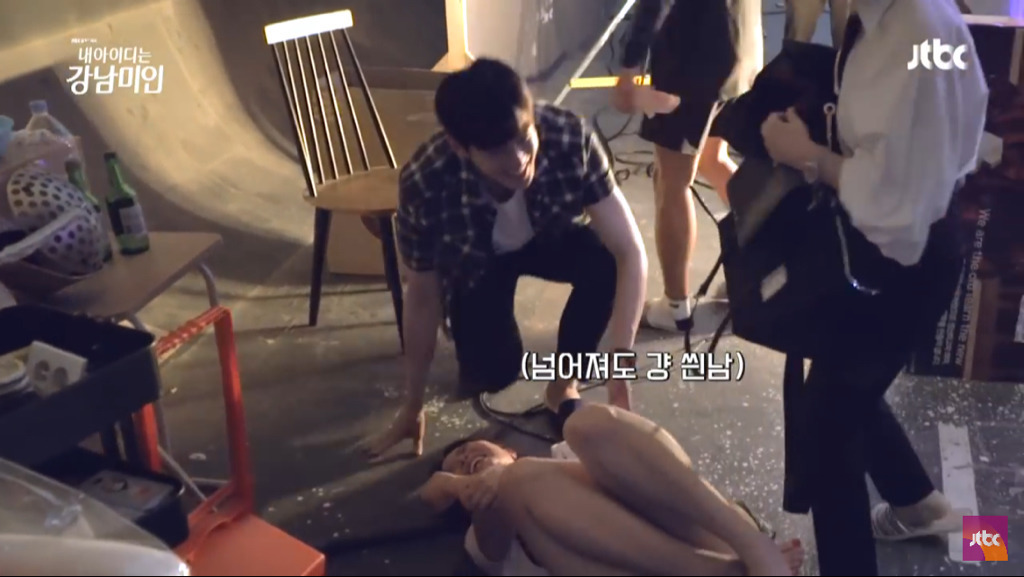 Cha Eun-Woo is ticklish with Im Soo Hyang on his back