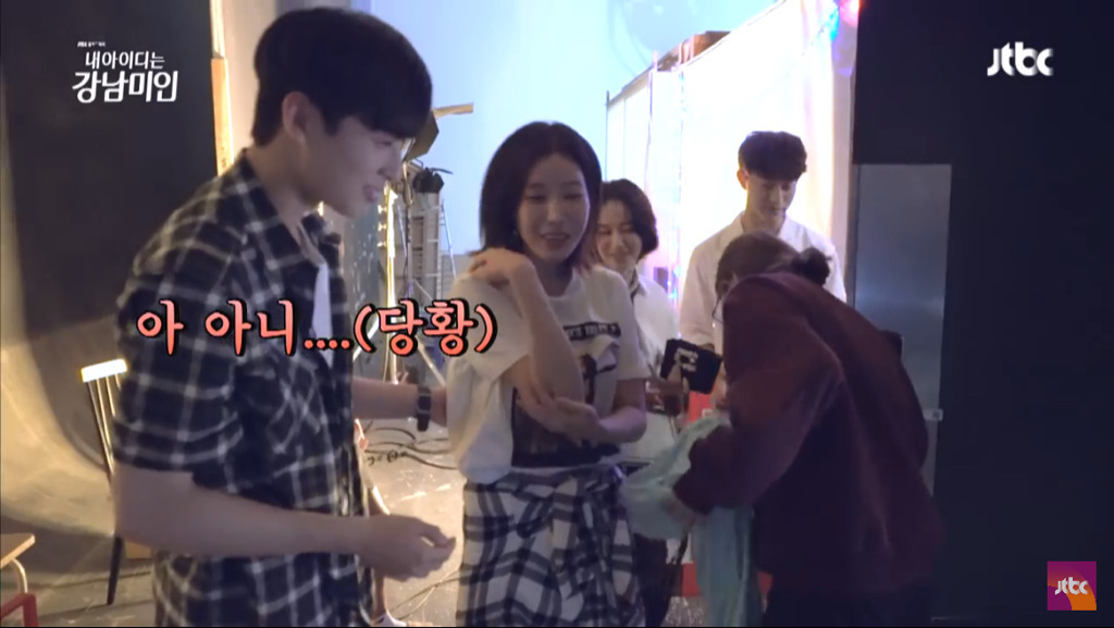 Cha Eun-Woo is ticklish with Im Soo Hyang on his back