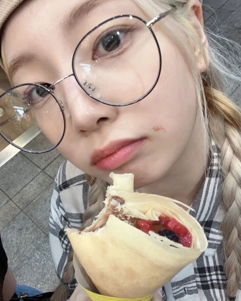 Rocket Punch Yeonhee Instagram Crepe