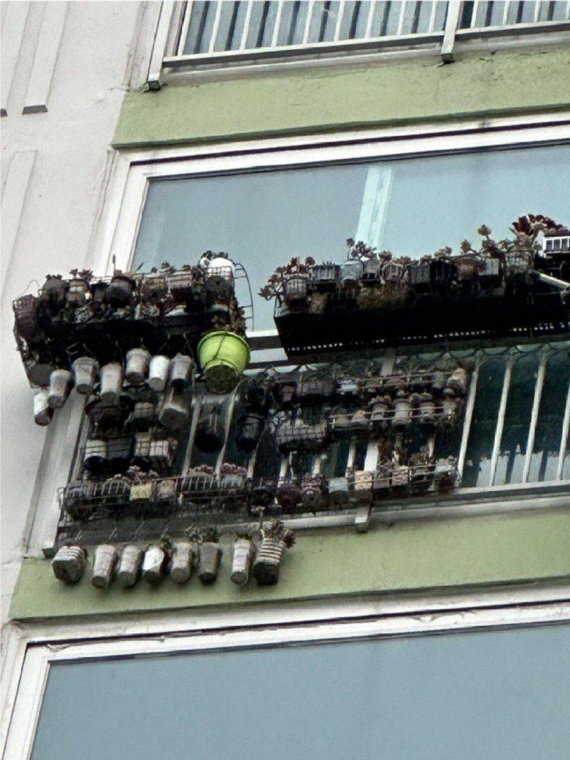 a time bomb on the veranda of an apartment building