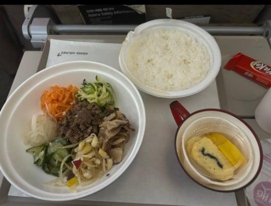 Who broke three teeth while eating Asiana's in-flight meal