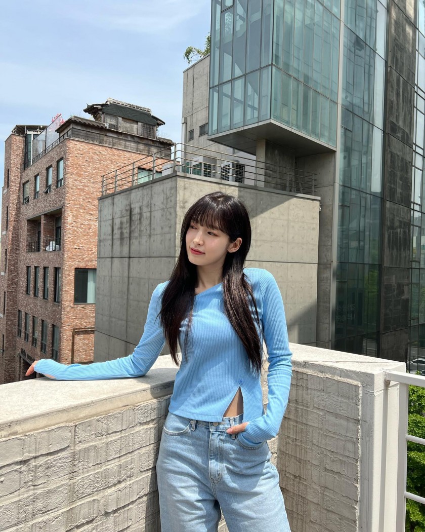 OH MY GIRL Arin Insta_Open Knitwear