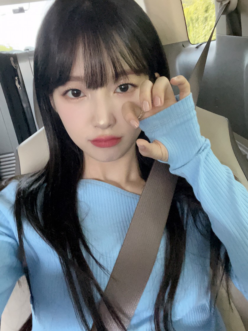 OH MY GIRL Arin Insta_Open Knitwear