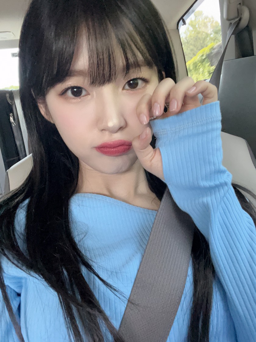 OH MY GIRL Arin Insta_Open Knitwear