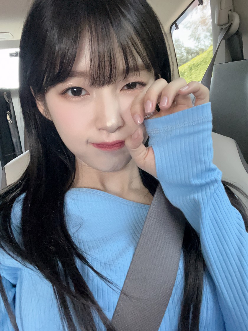 OH MY GIRL Arin Insta_Open Knitwear