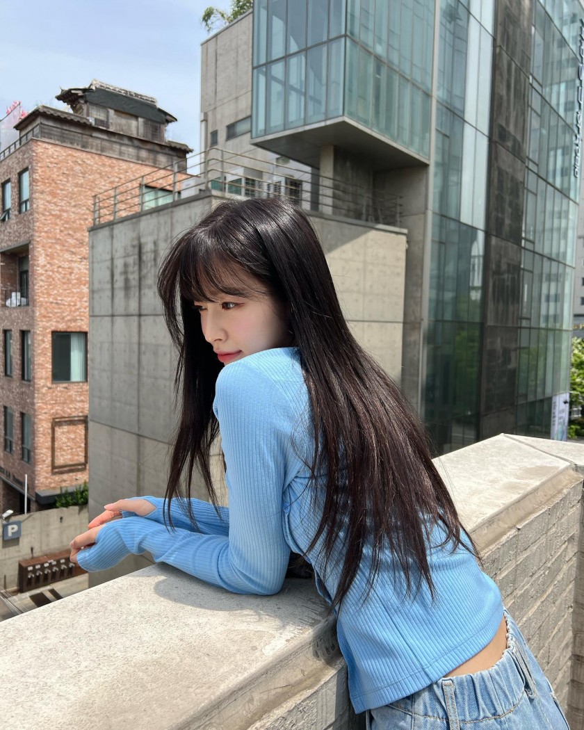 OH MY GIRL Arin Insta_Open Knitwear