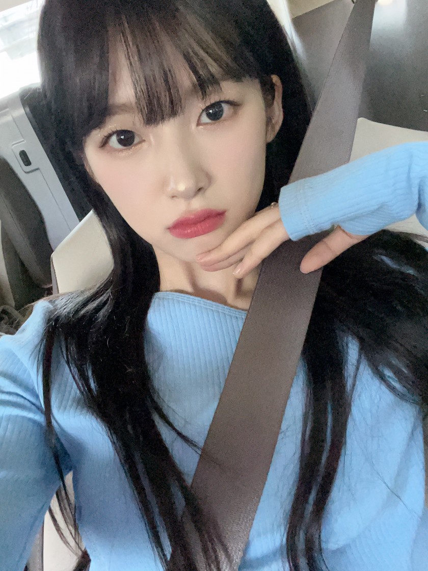 OH MY GIRL Arin Insta_Open Knitwear