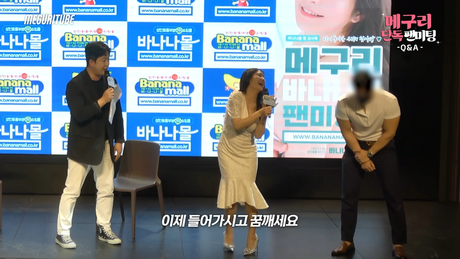 An AV actor who teases a wild kid during the fan meeting