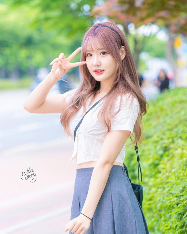 A school uniform-like look on the way to work, cheerleader Choi Hong-ra