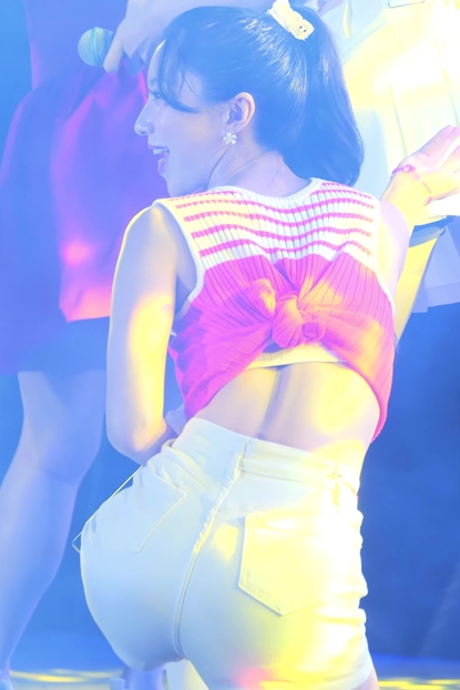 White shorts OH MY GIRL YUBIN