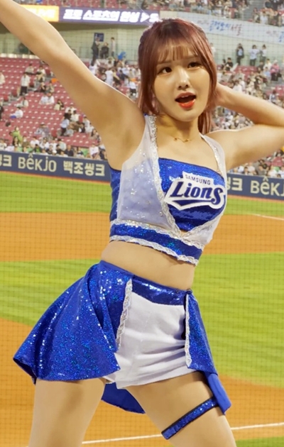 Super Close Sexy Cheerleader Choi Hong-ra