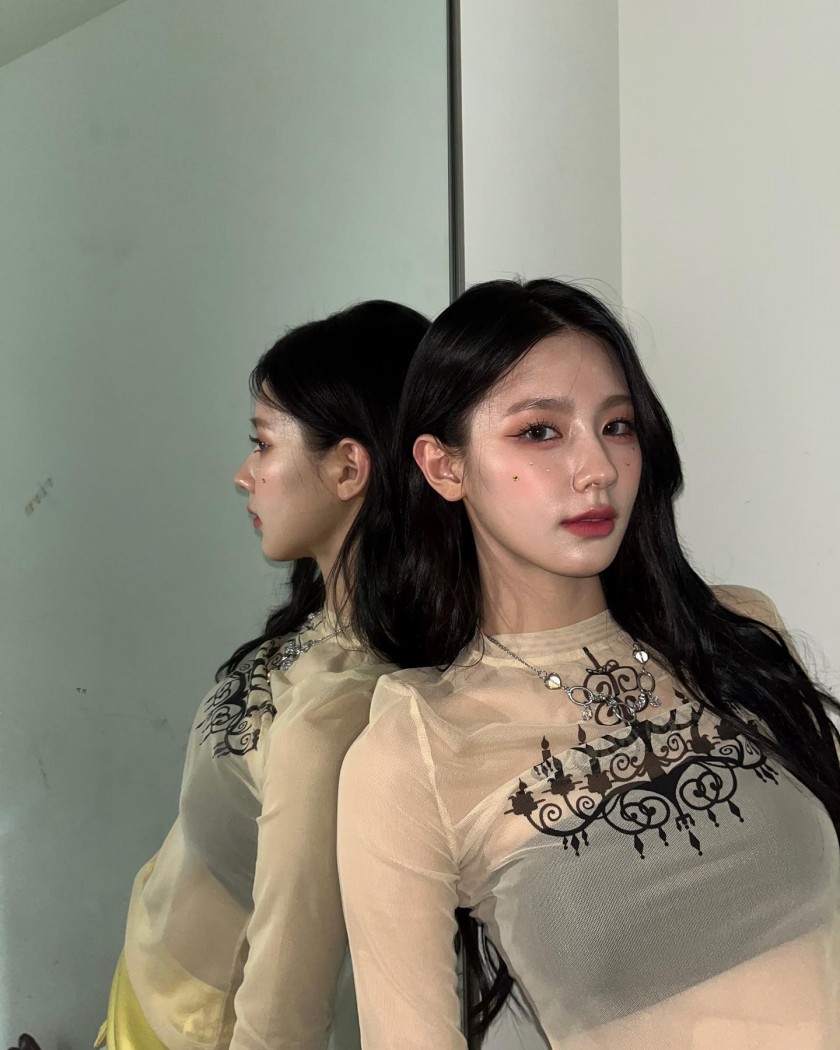 (G)I-DLE MIYEON Instagram_See-through shirt