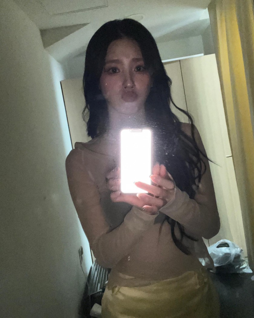 (G)I-DLE MIYEON Instagram_See-through shirt