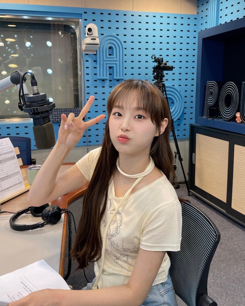 LOONA's Young Street special DJ Chuu