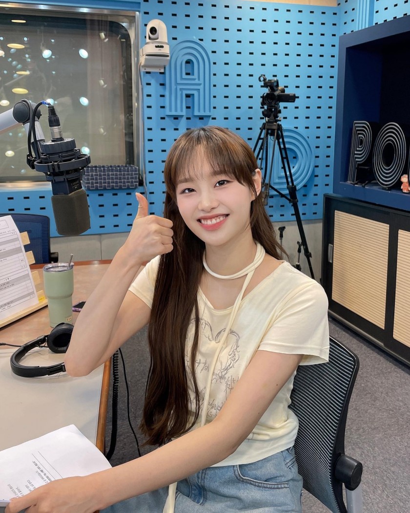 LOONA's Young Street special DJ Chuu