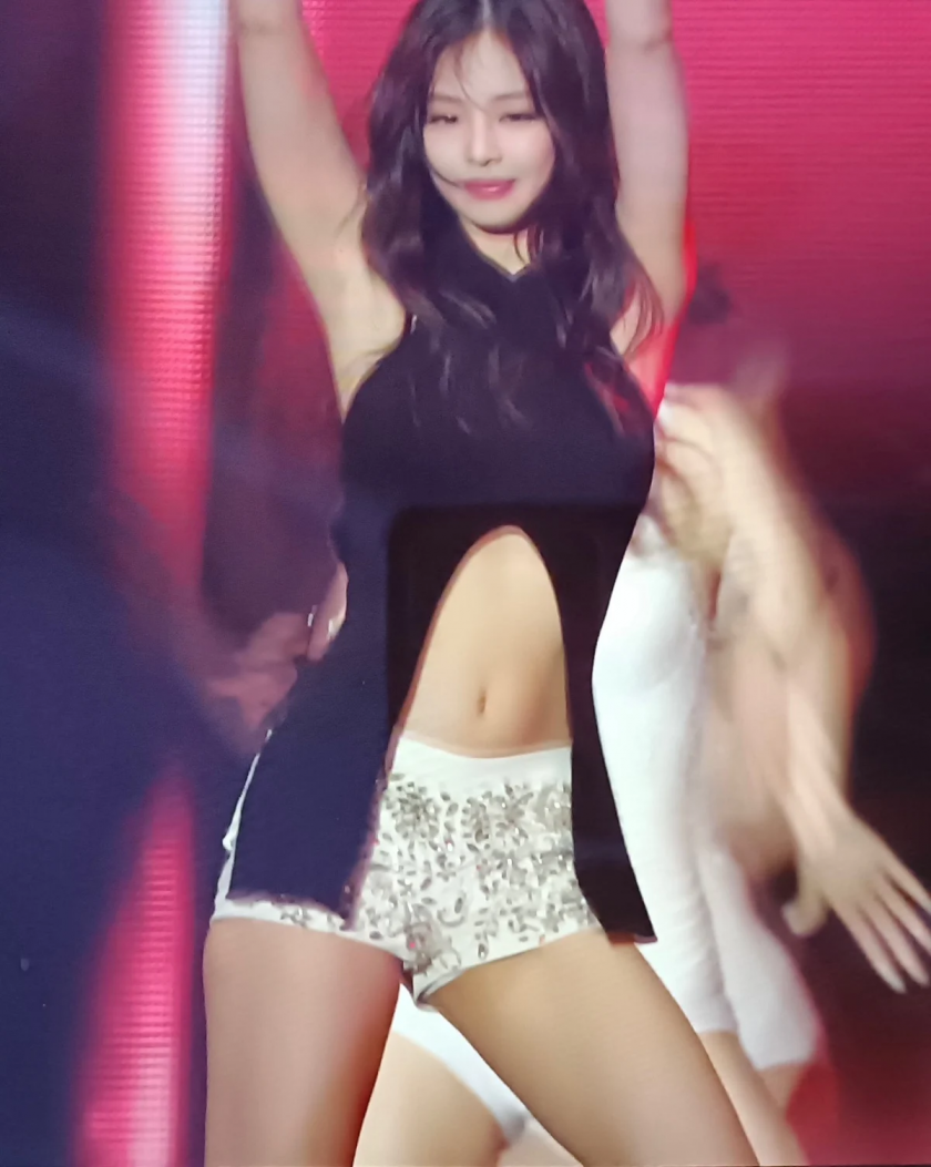 BLACKPINK's sexy Jennie who let her hair down at the concert in Japan